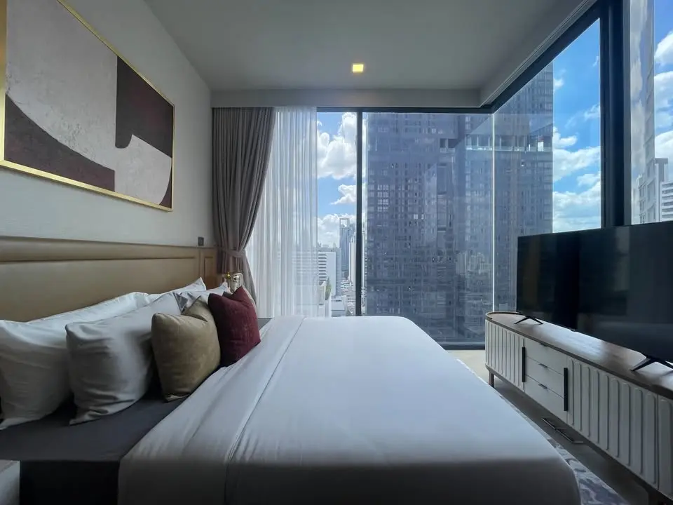 Luxury brand new furniture at Celes Asoke for rent 