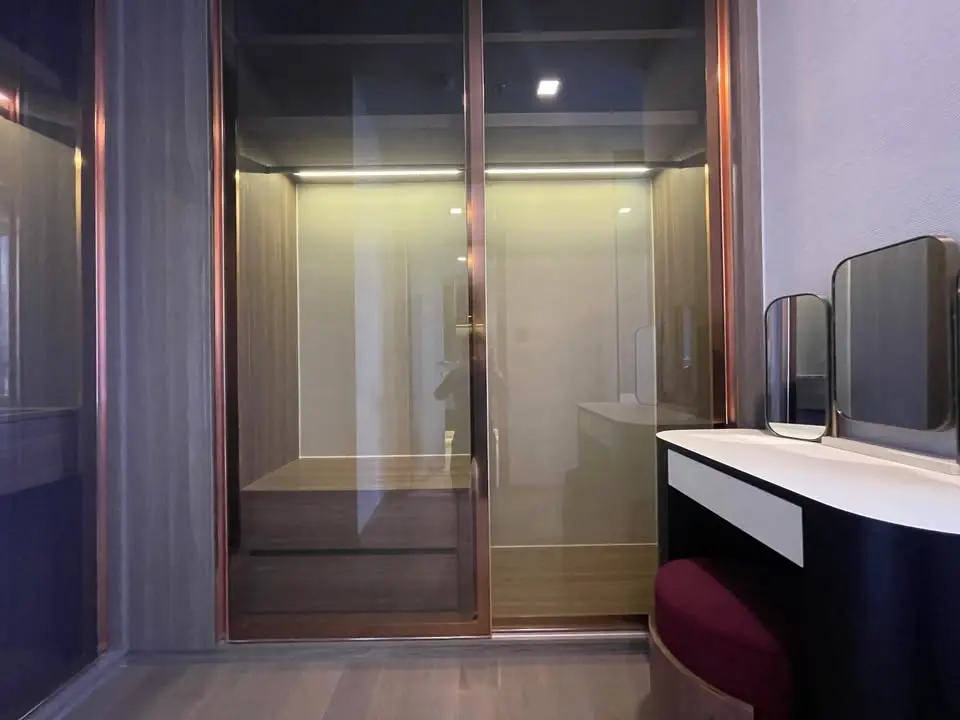 Luxury brand new furniture at Celes Asoke for rent 
