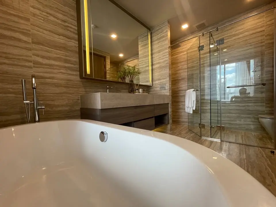 Luxury brand new furniture at Celes Asoke for rent 