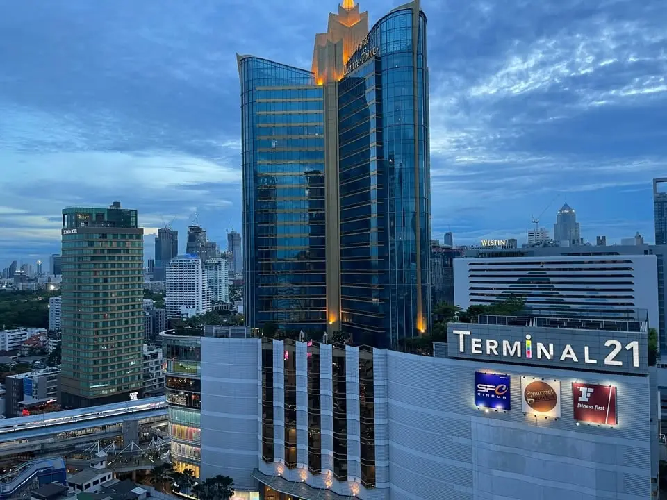 Luxury brand new furniture at Celes Asoke for rent 