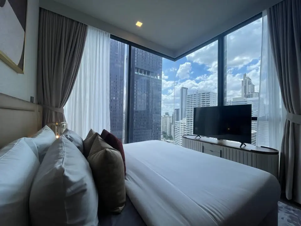 Luxury brand new furniture at Celes Asoke for rent 