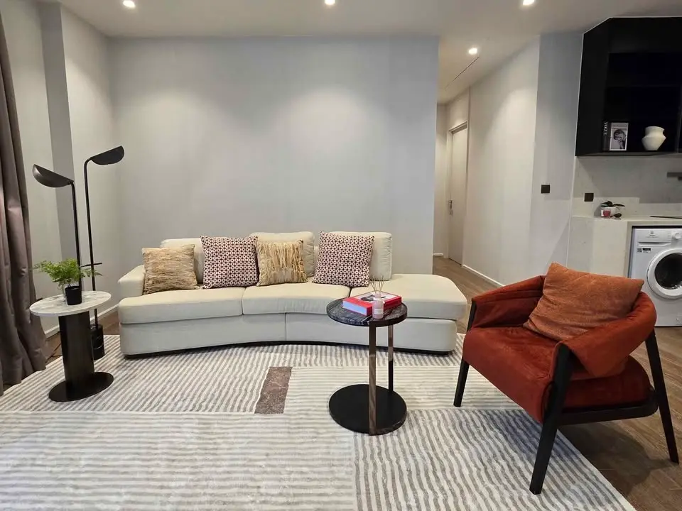 Muniq Langsuan 2 beds 3 bath fully furnised Available Now.(Pet Friendly)