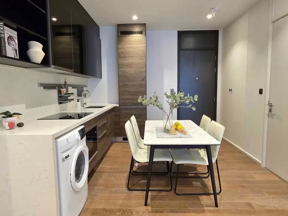 Muniq Langsuan 2 beds 3 bath fully furnised Available Now.(Pet Friendly)