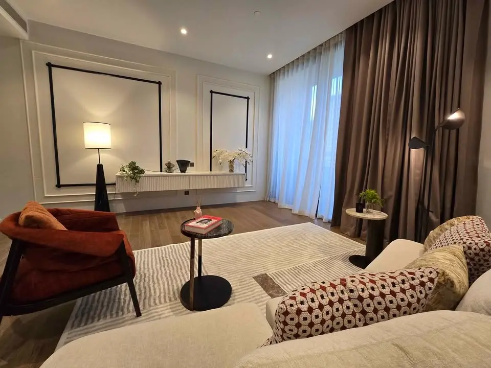 Muniq Langsuan 2 beds 3 bath fully furnised Available Now.(Pet Friendly)