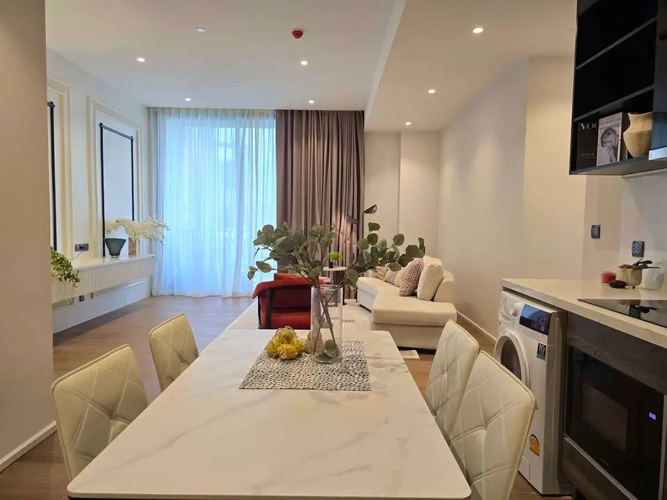 Muniq Langsuan 2 beds 3 bath fully furnised Available Now.(Pet Friendly)
