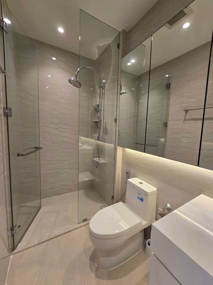Muniq Langsuan 2 beds 3 bath fully furnised Available Now.(Pet Friendly)