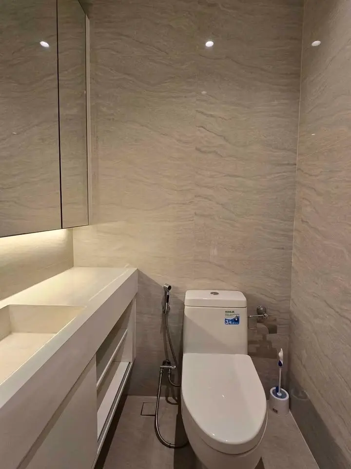 Muniq Langsuan 2 beds 3 bath fully furnised Available Now.(Pet Friendly)