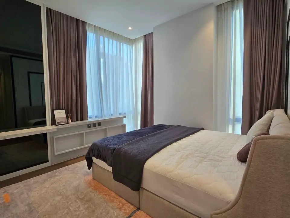 Muniq Langsuan 2 beds 3 bath fully furnised Available Now.(Pet Friendly)