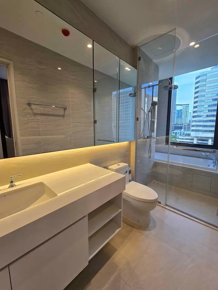 Muniq Langsuan 2 beds 3 bath fully furnised Available Now.(Pet Friendly)
