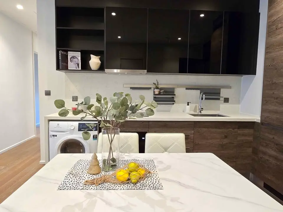 Muniq Langsuan 2 beds 3 bath fully furnised Available Now.(Pet Friendly)