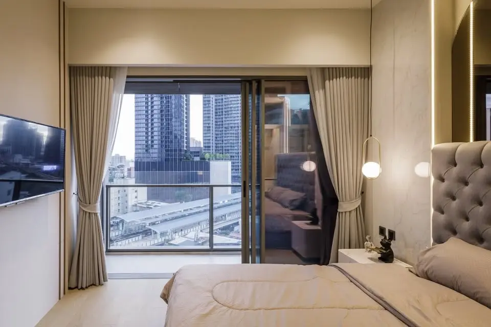 The Strand Thonglor for rent Corner Unit.