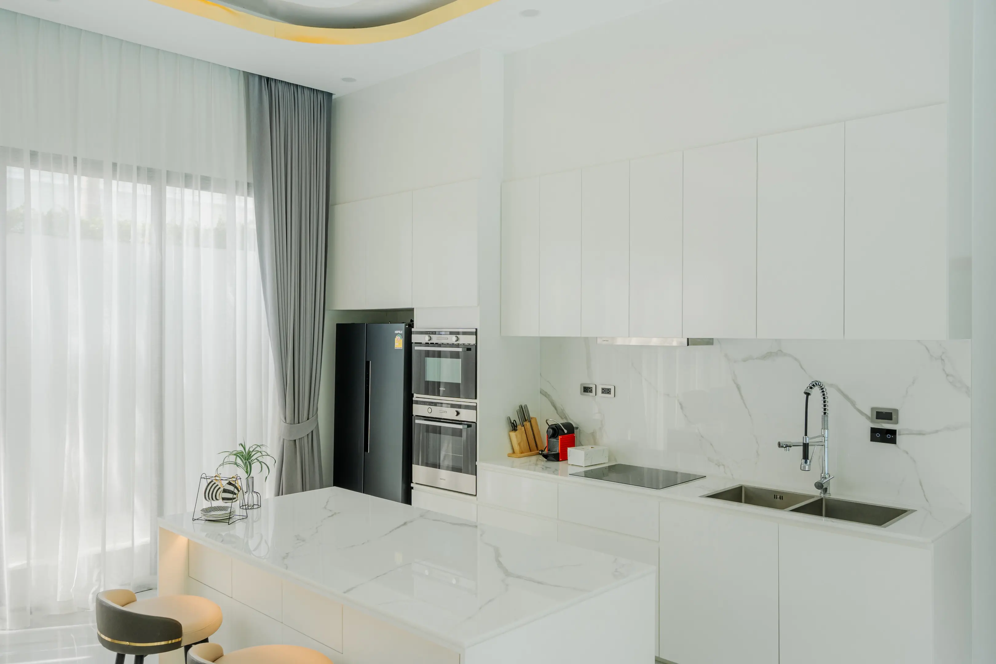 Spacious 5-Bedroom Modern Villa with Private Pool and Scenic Mountain Views in Menara, Phuket