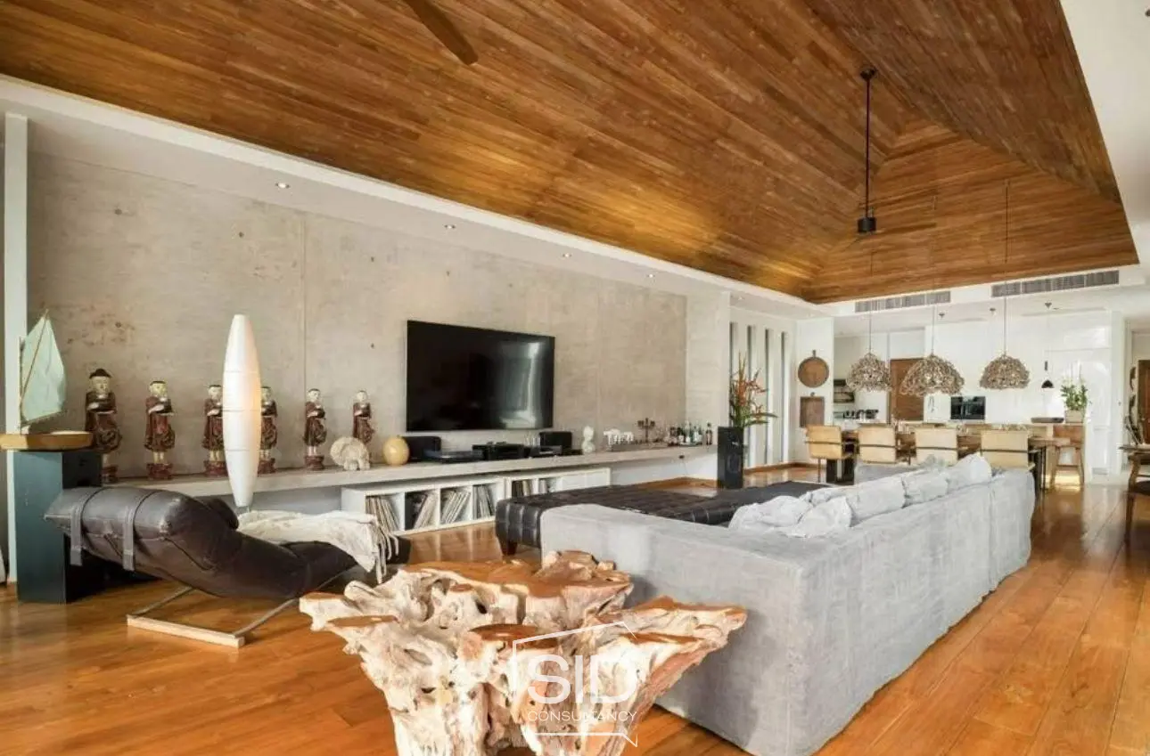 Unique Beachfront Villa – 5 Bedrooms, Private Beach