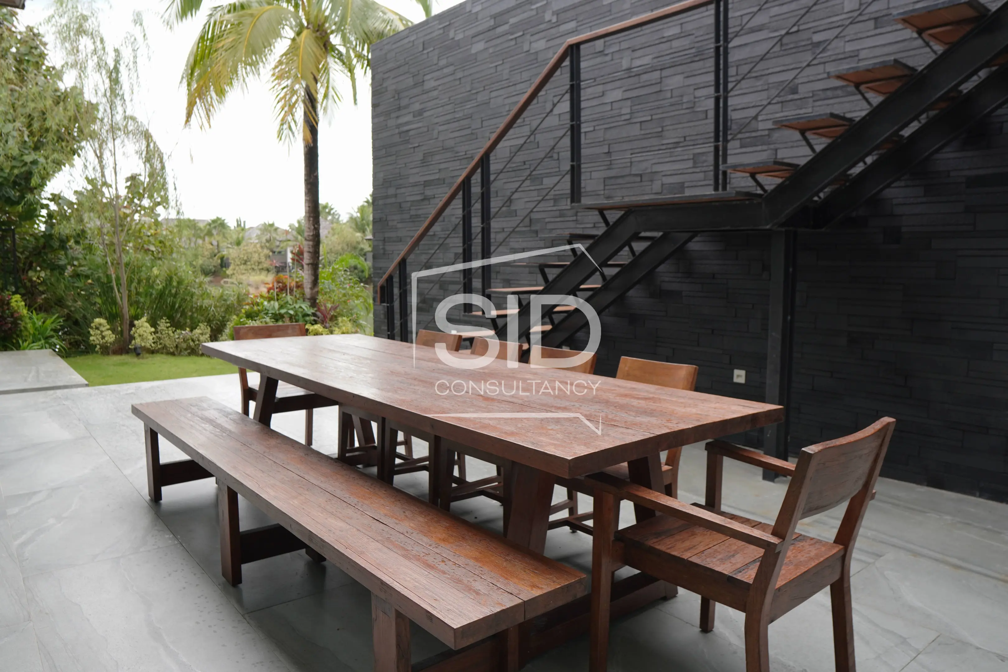 Contemporary 4-bedroom Lakefront Residence near Laguna