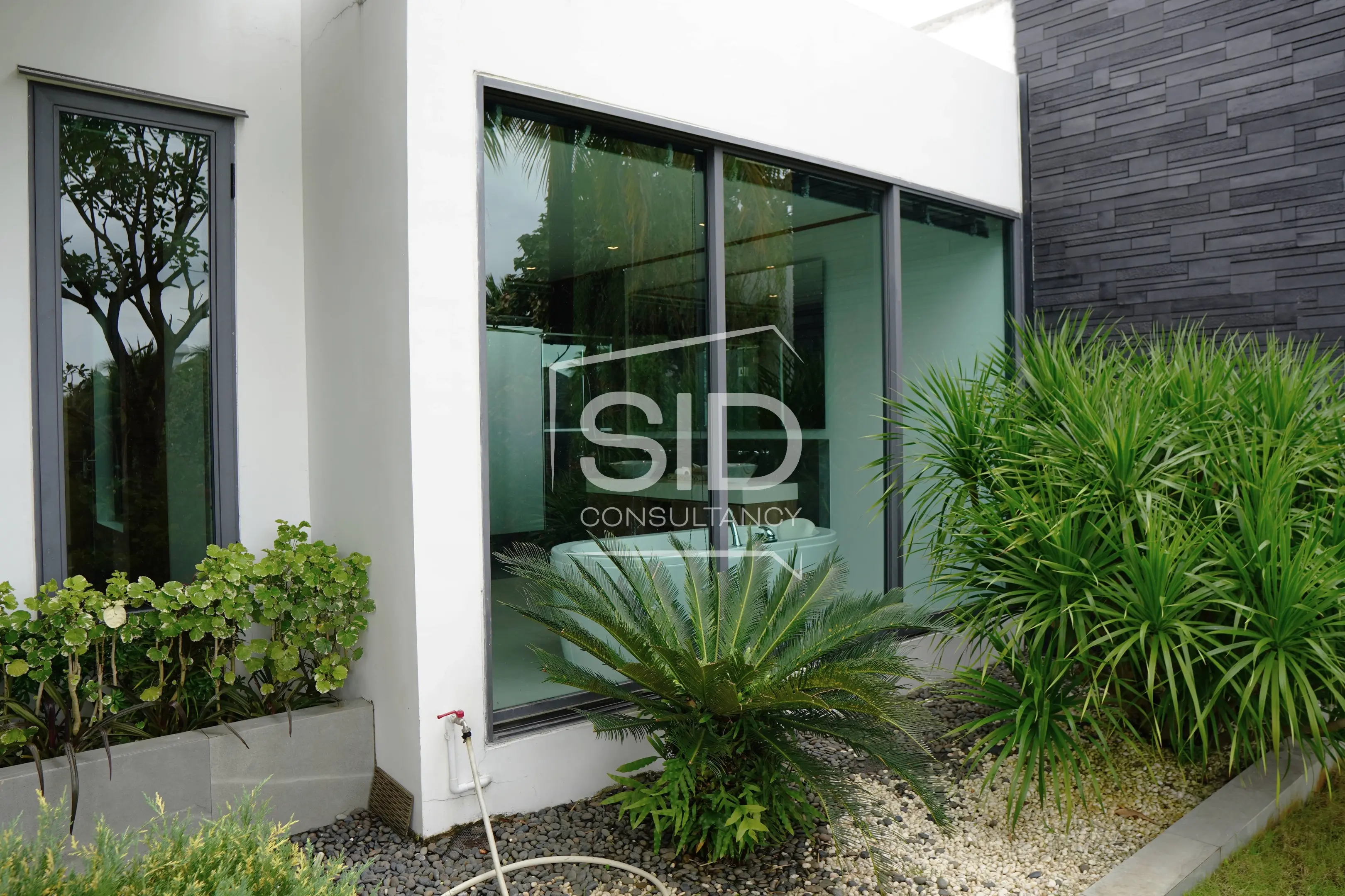 Contemporary 4-bedroom Lakefront Residence near Laguna