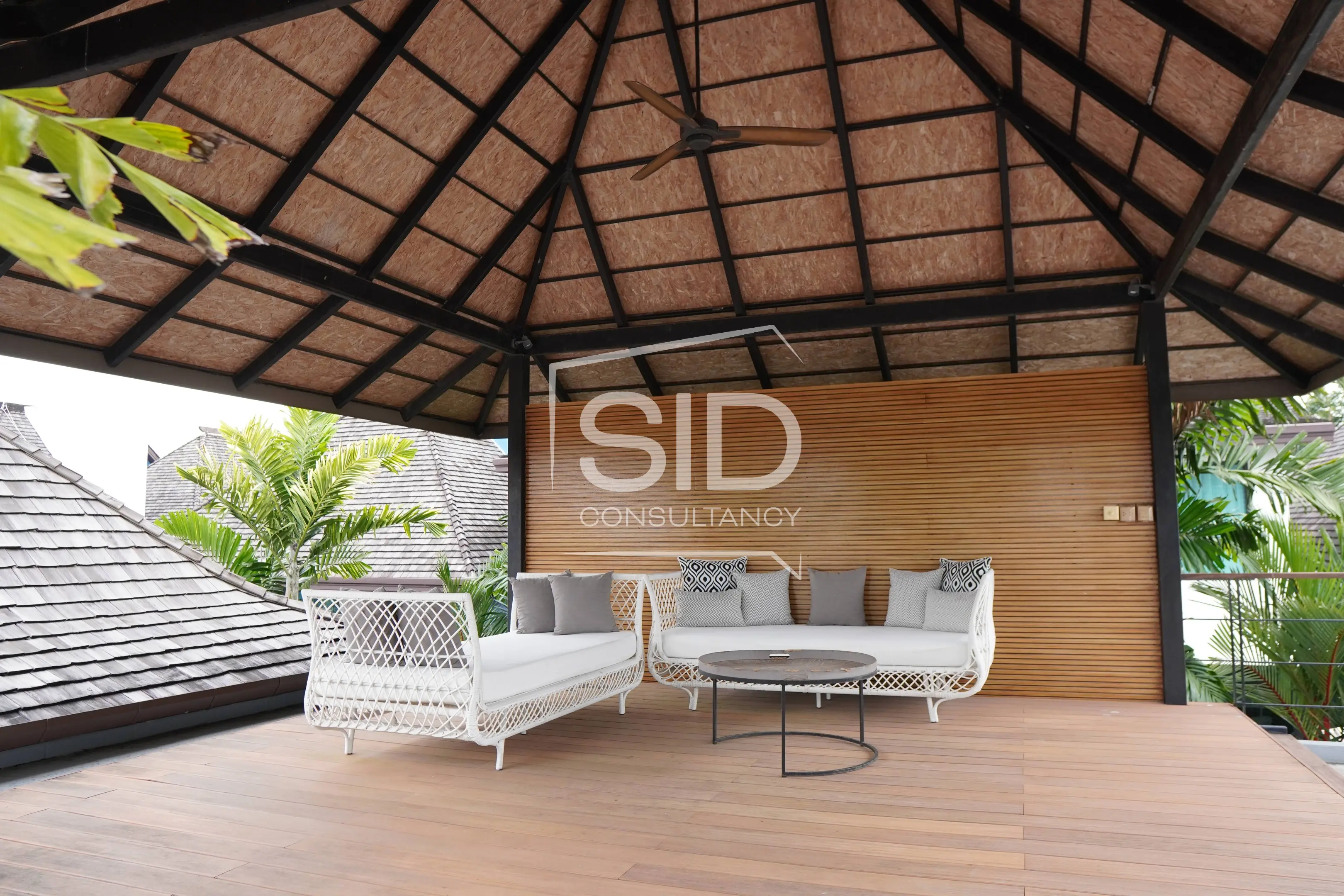 Contemporary 4-bedroom Lakefront Residence near Laguna