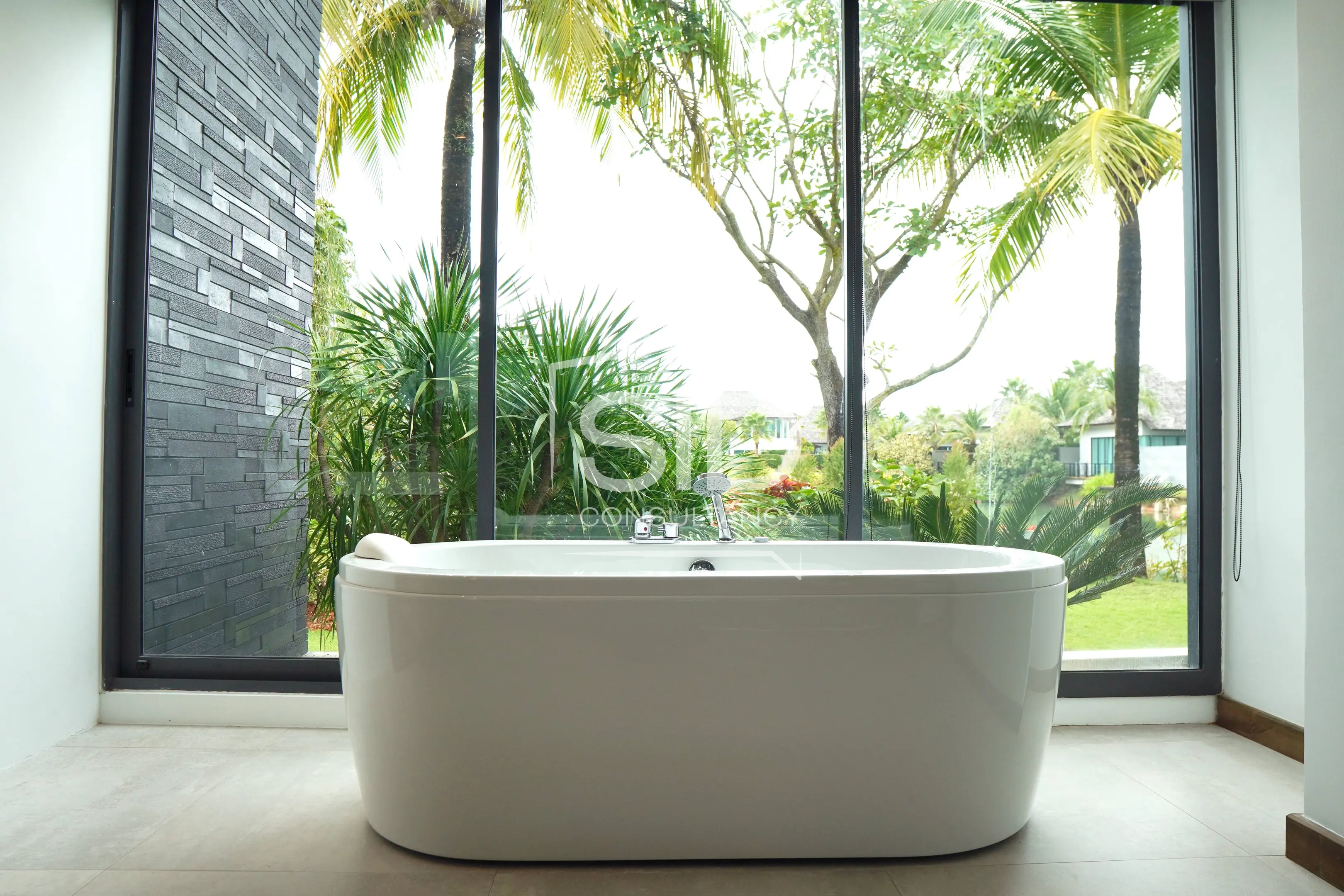 Contemporary 4-bedroom Lakefront Residence near Laguna