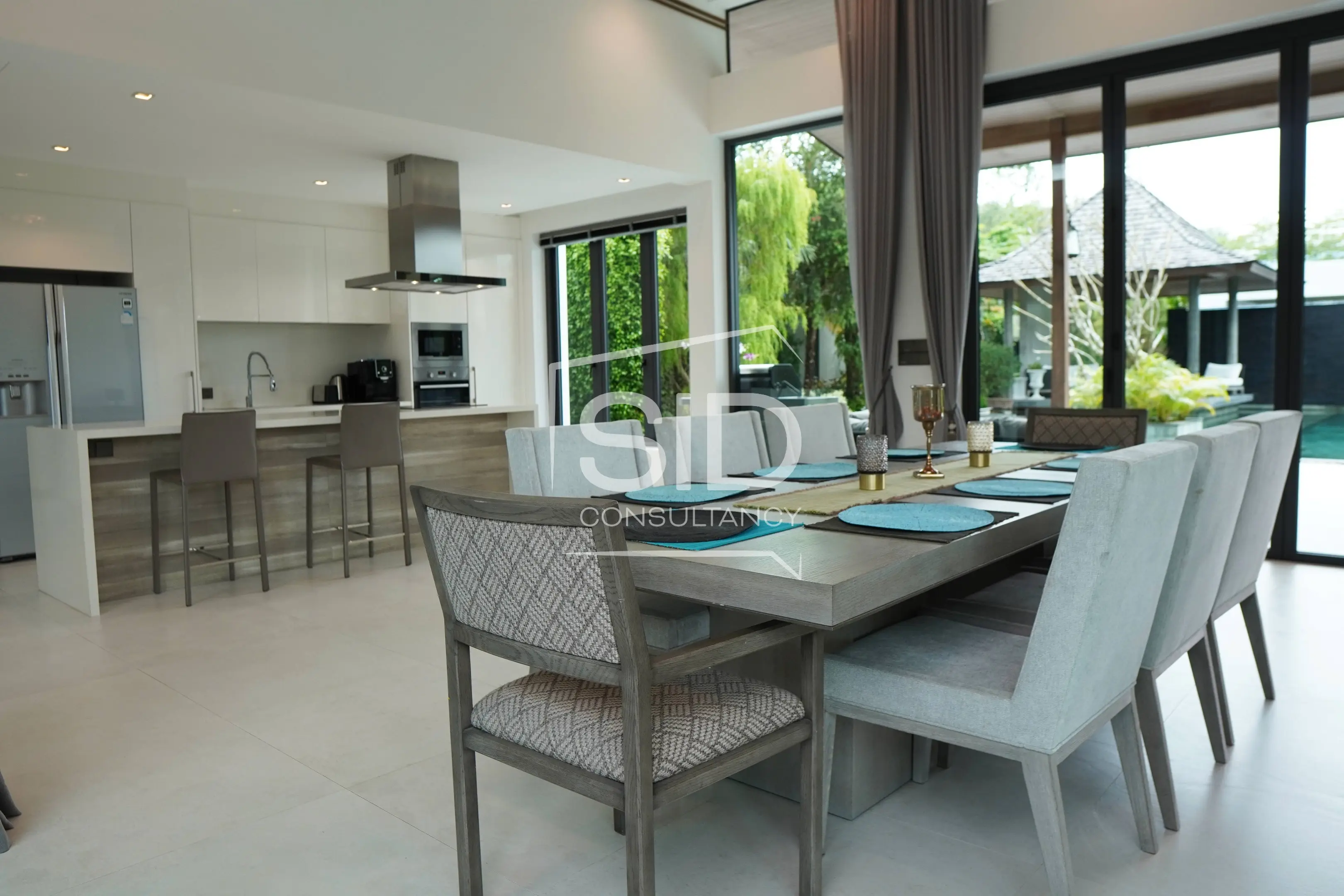 Contemporary 4-bedroom Lakefront Residence near Laguna