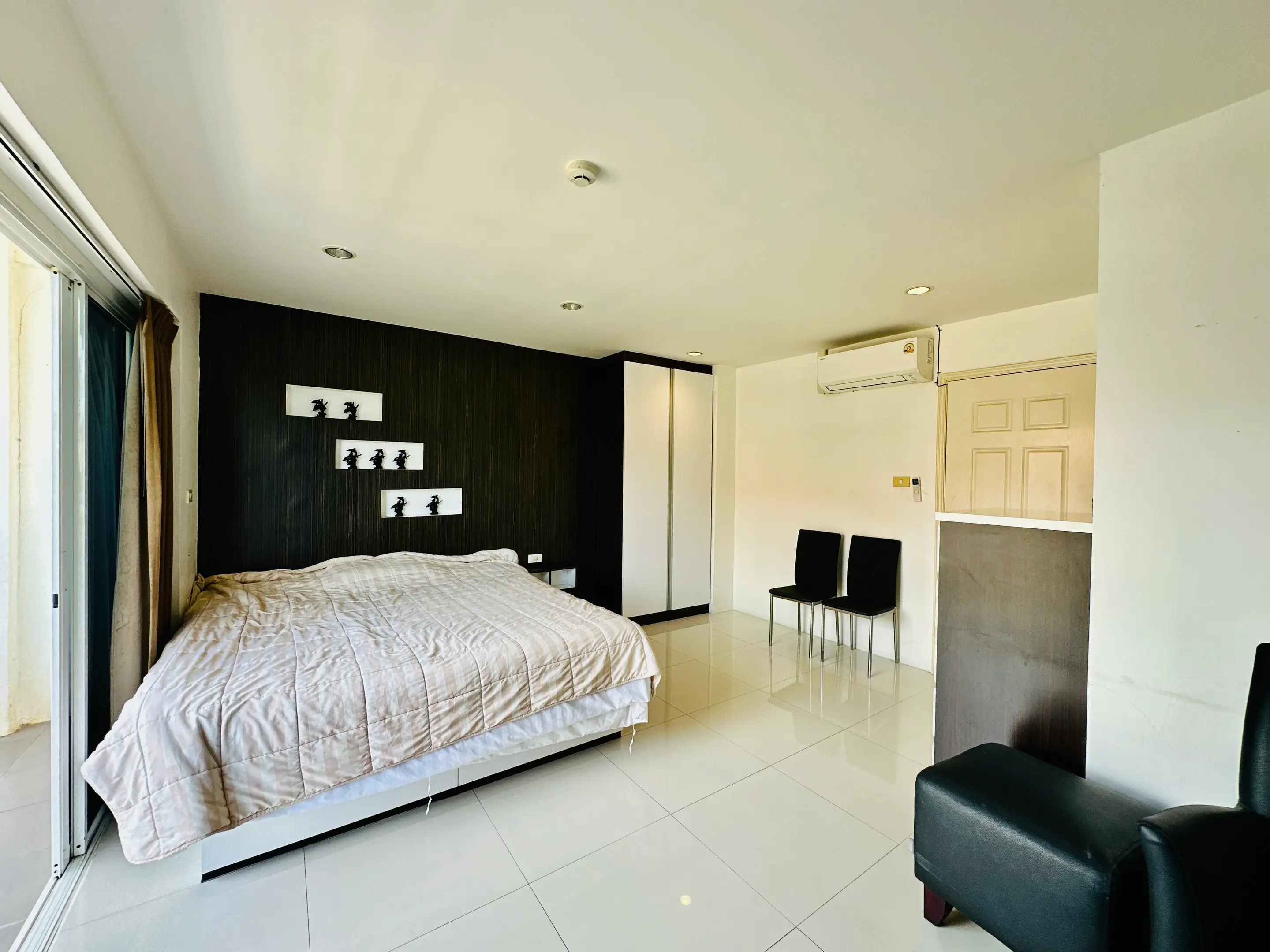 Large 1 Bedroom Condo - Pratamnak - Large balcony - Corner Unit