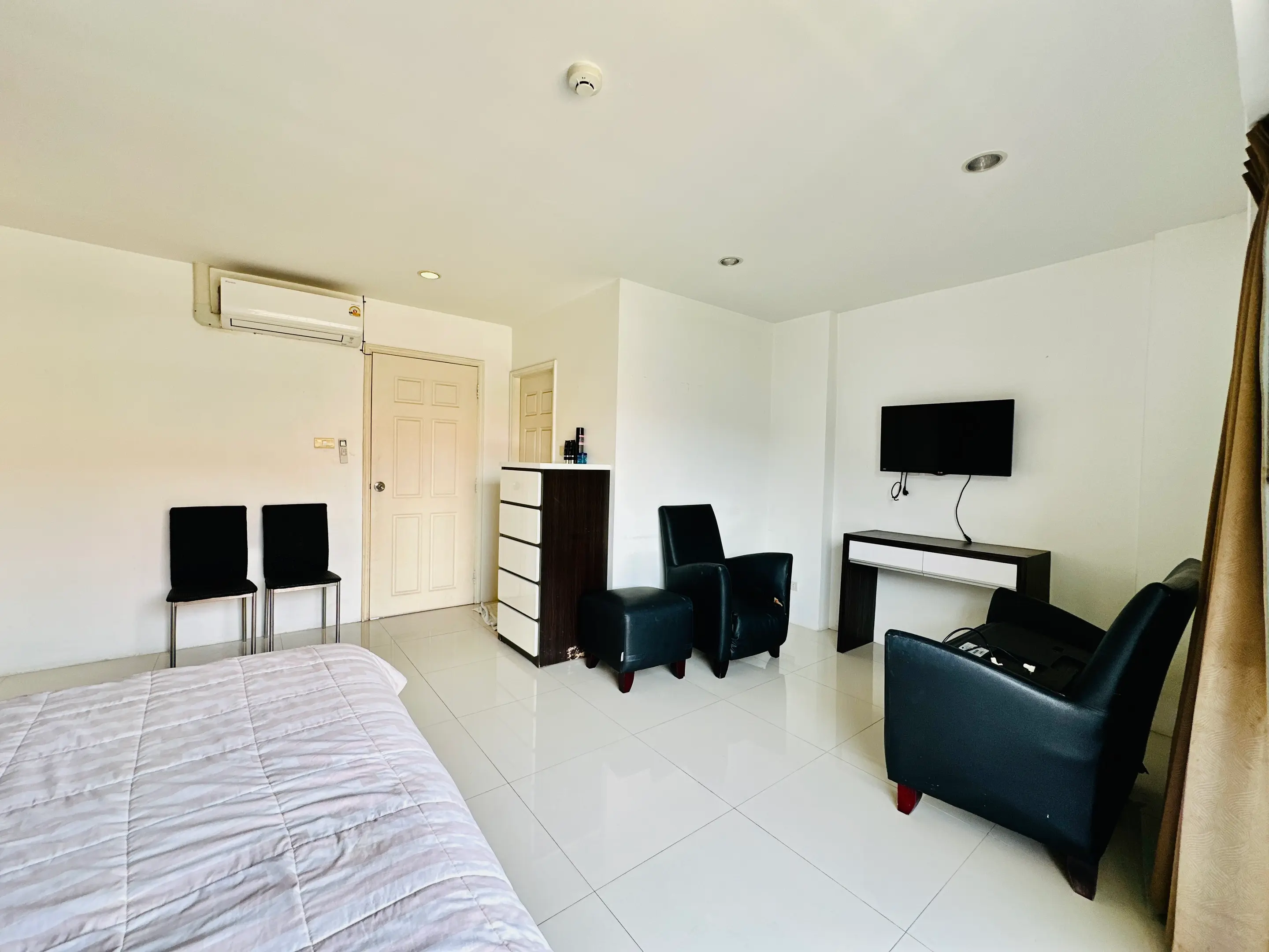 Large 1 Bedroom Condo - Pratamnak - Large balcony - Corner Unit