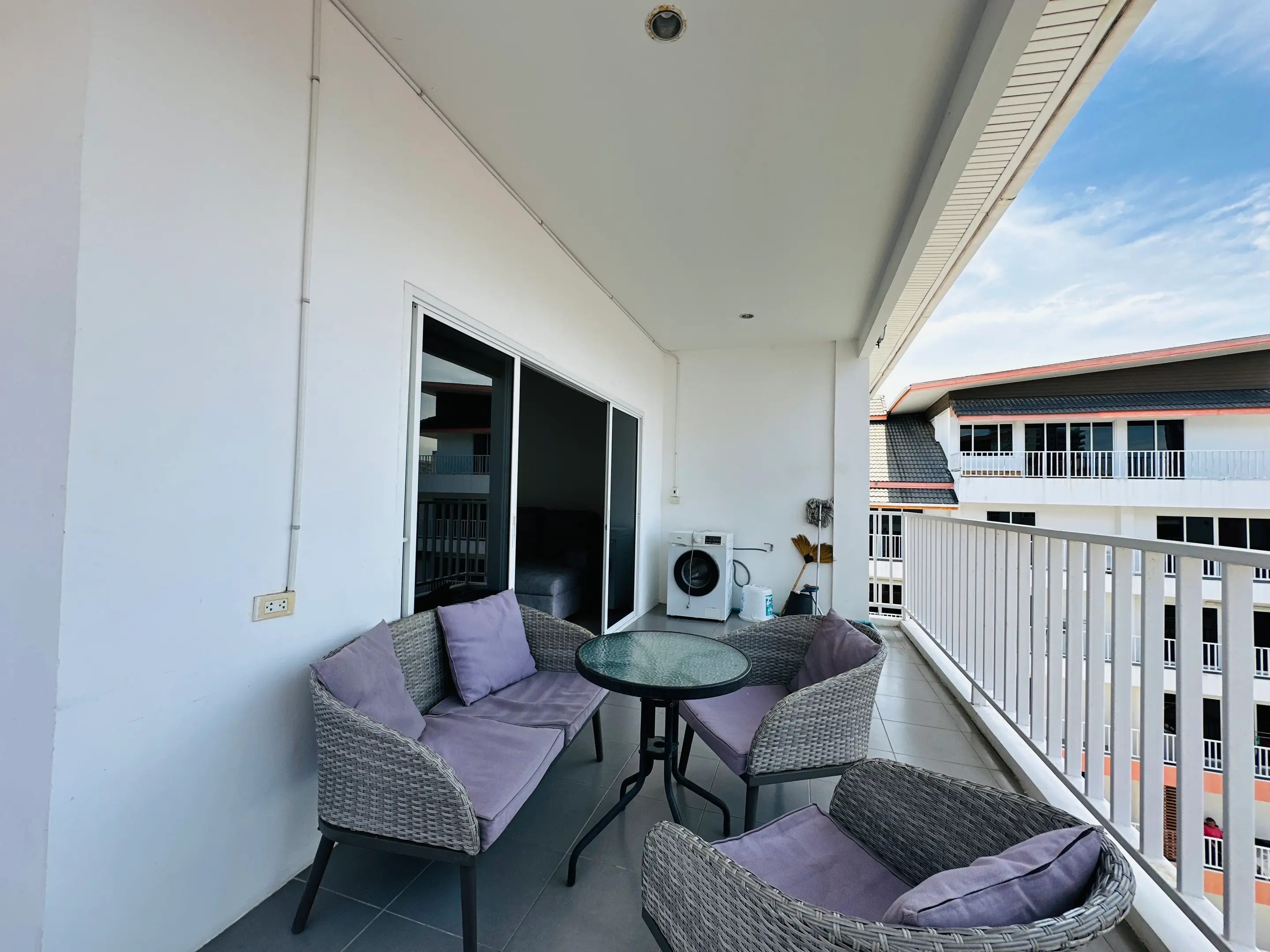Large 1 Bedroom Condo - Pratamnak - Large balcony - Corner Unit