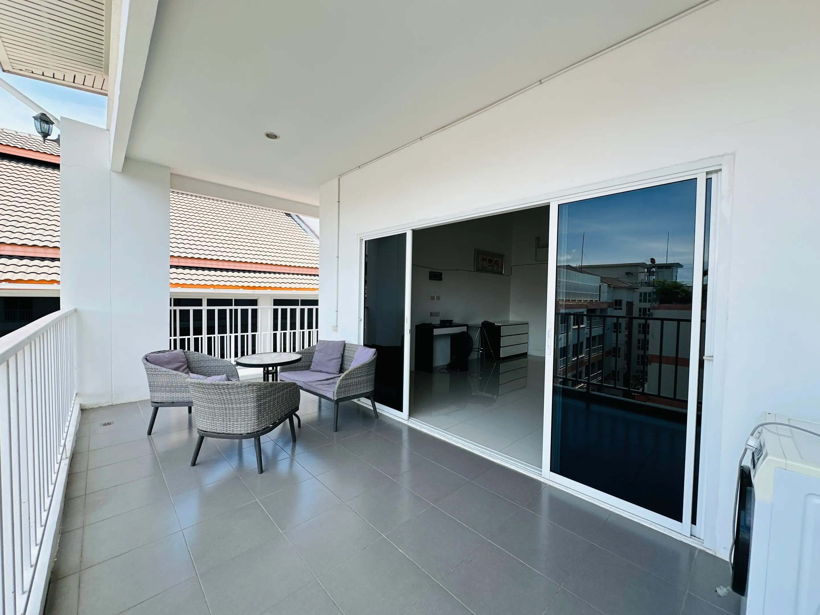 Large 1 Bedroom Condo - Pratamnak - Large balcony - Corner Unit