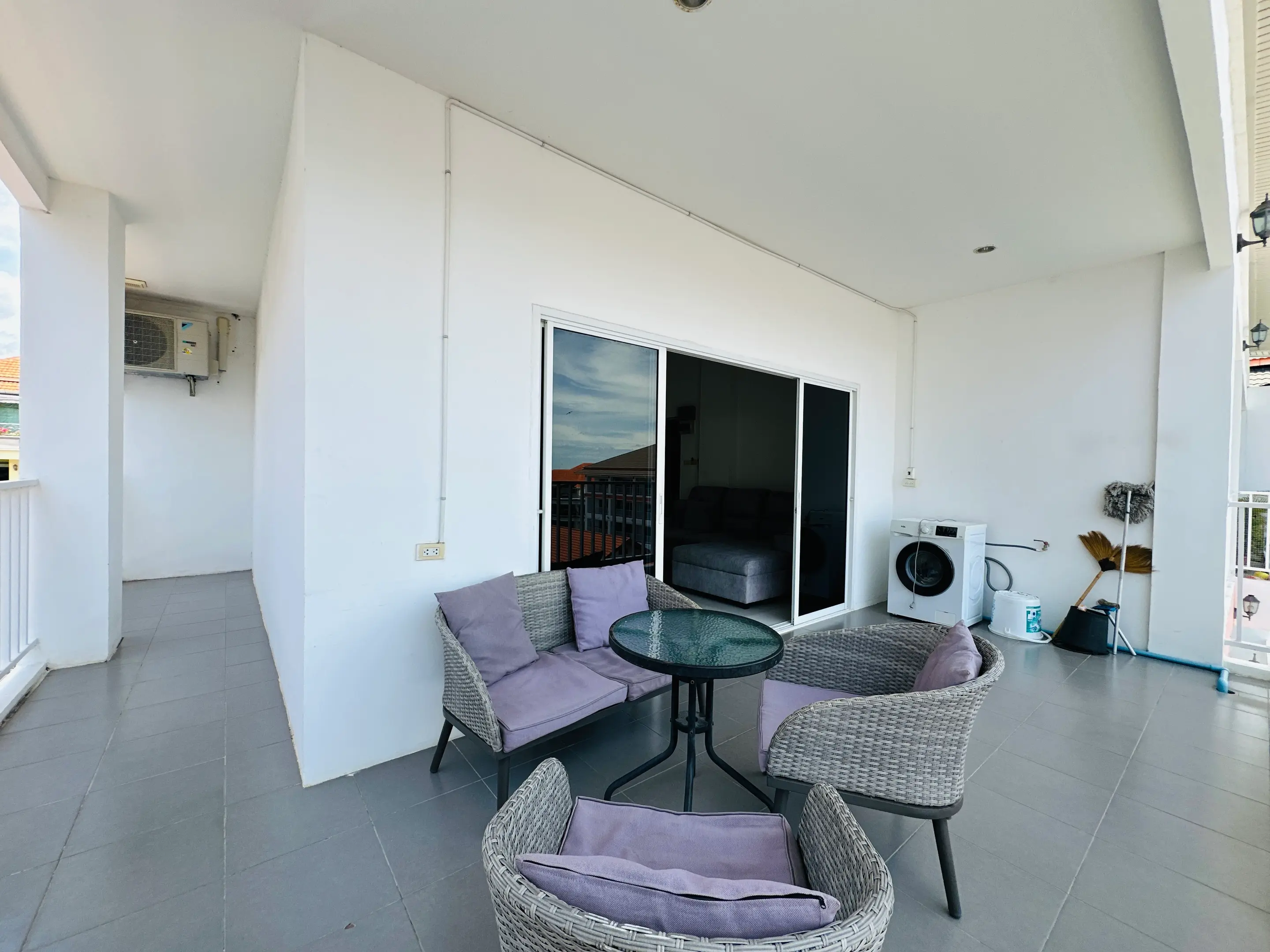 Large 1 Bedroom Condo - Pratamnak - Large balcony - Corner Unit
