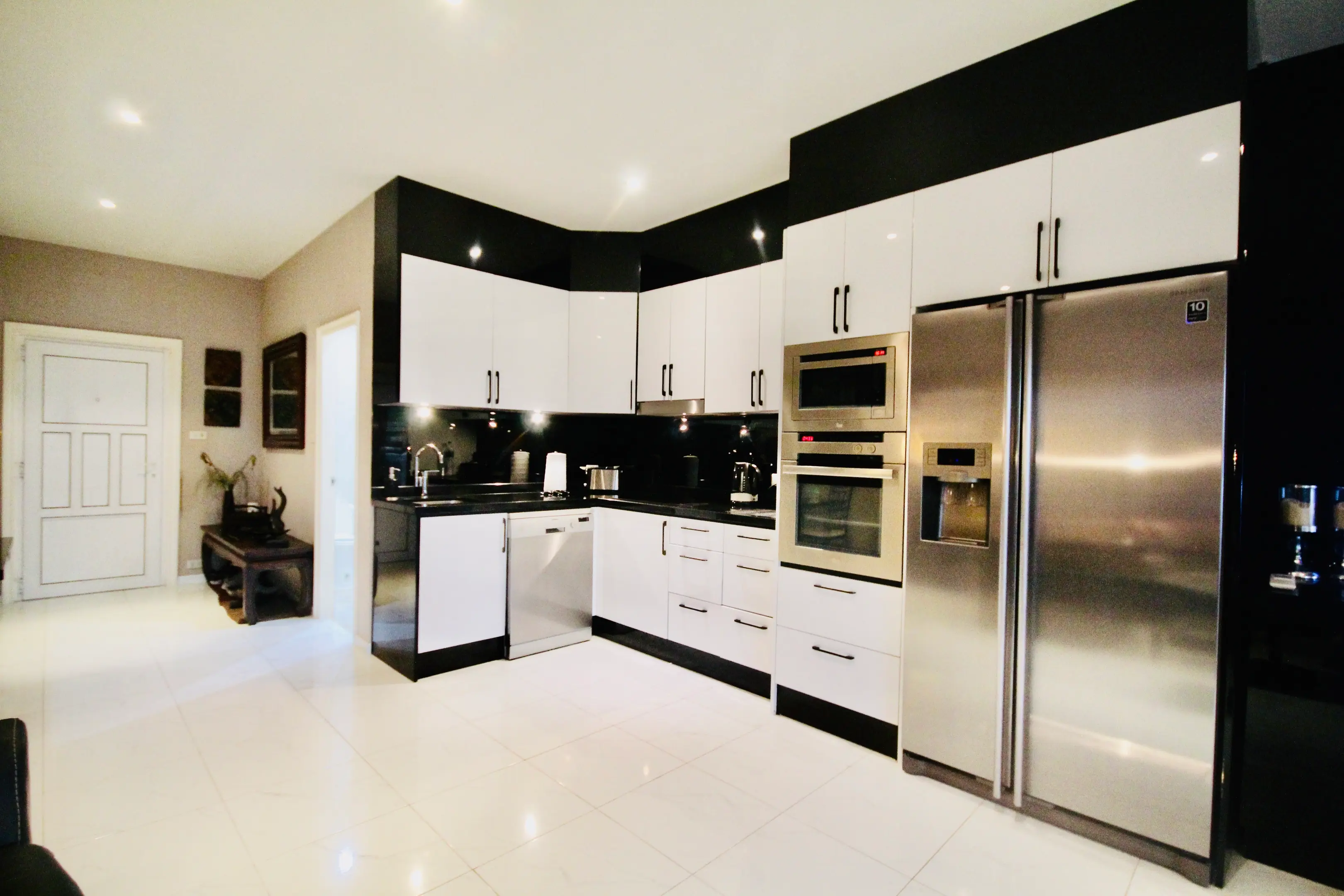 Pool and Sea View - 2 Bedroom - 2 Bathroom - Large Balcony - Pratamnak - Pattaya