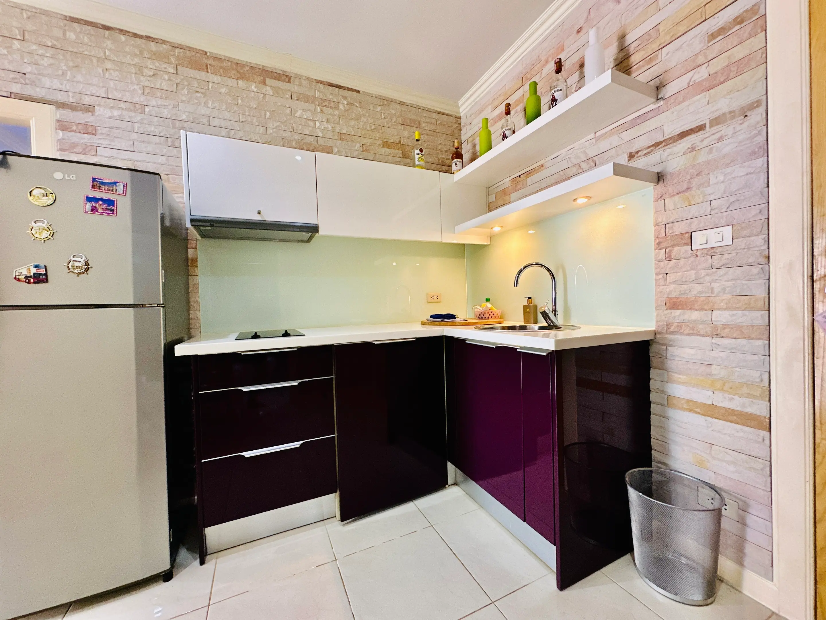 Pratumnak - Large One Bed Condo - Foreign Name - Corner Unit