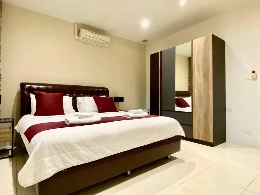 Large 3 Bed Condo - Corner Unit - Foreign Name - Pratumnak - Pattaya