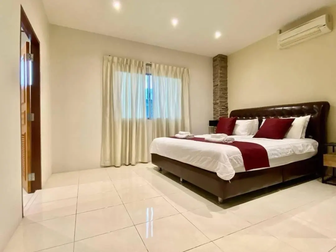 Large 3 Bed Condo - Corner Unit - Foreign Name - Pratumnak - Pattaya