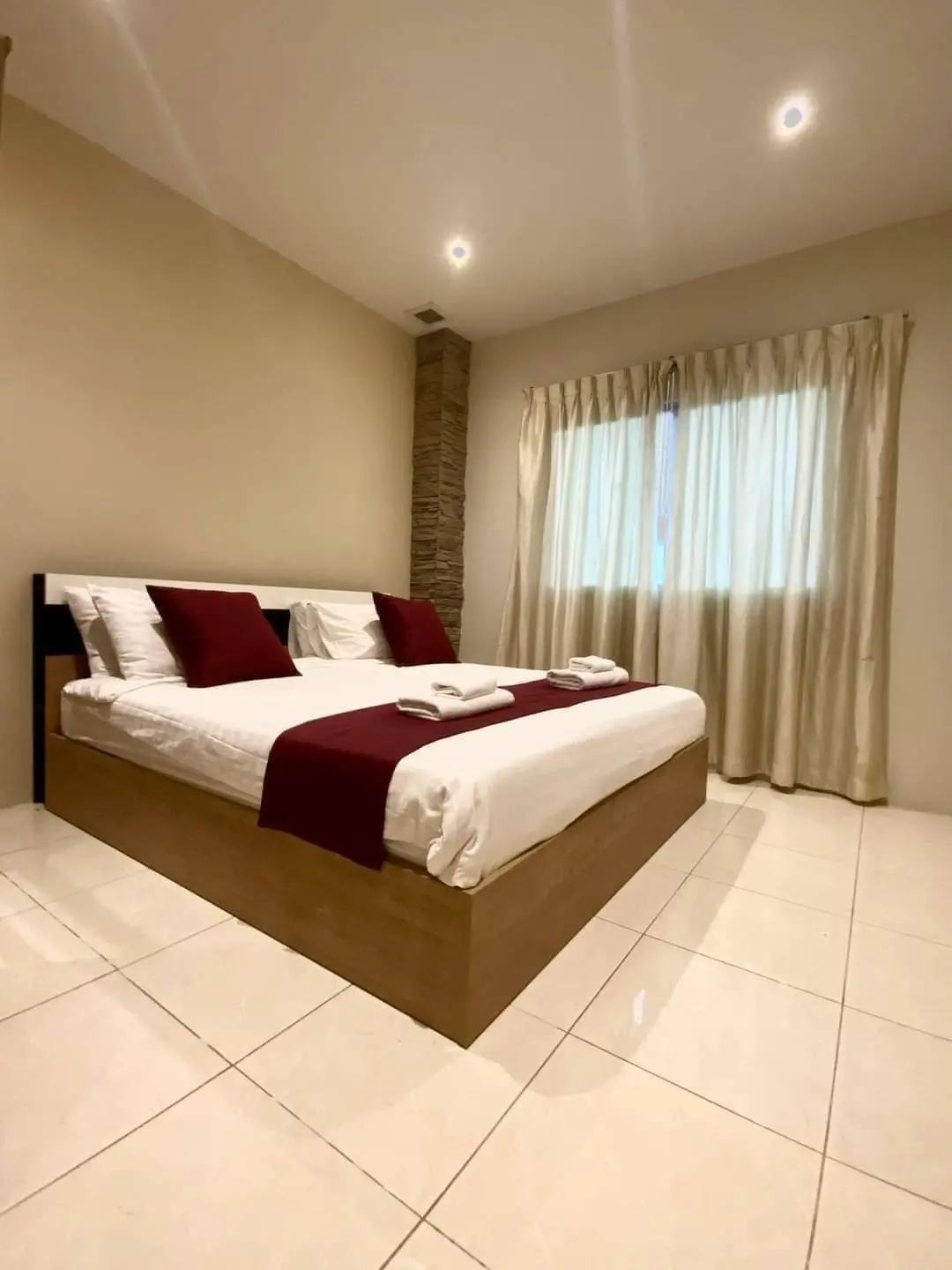 Large 3 Bed Condo - Corner Unit - Foreign Name - Pratumnak - Pattaya