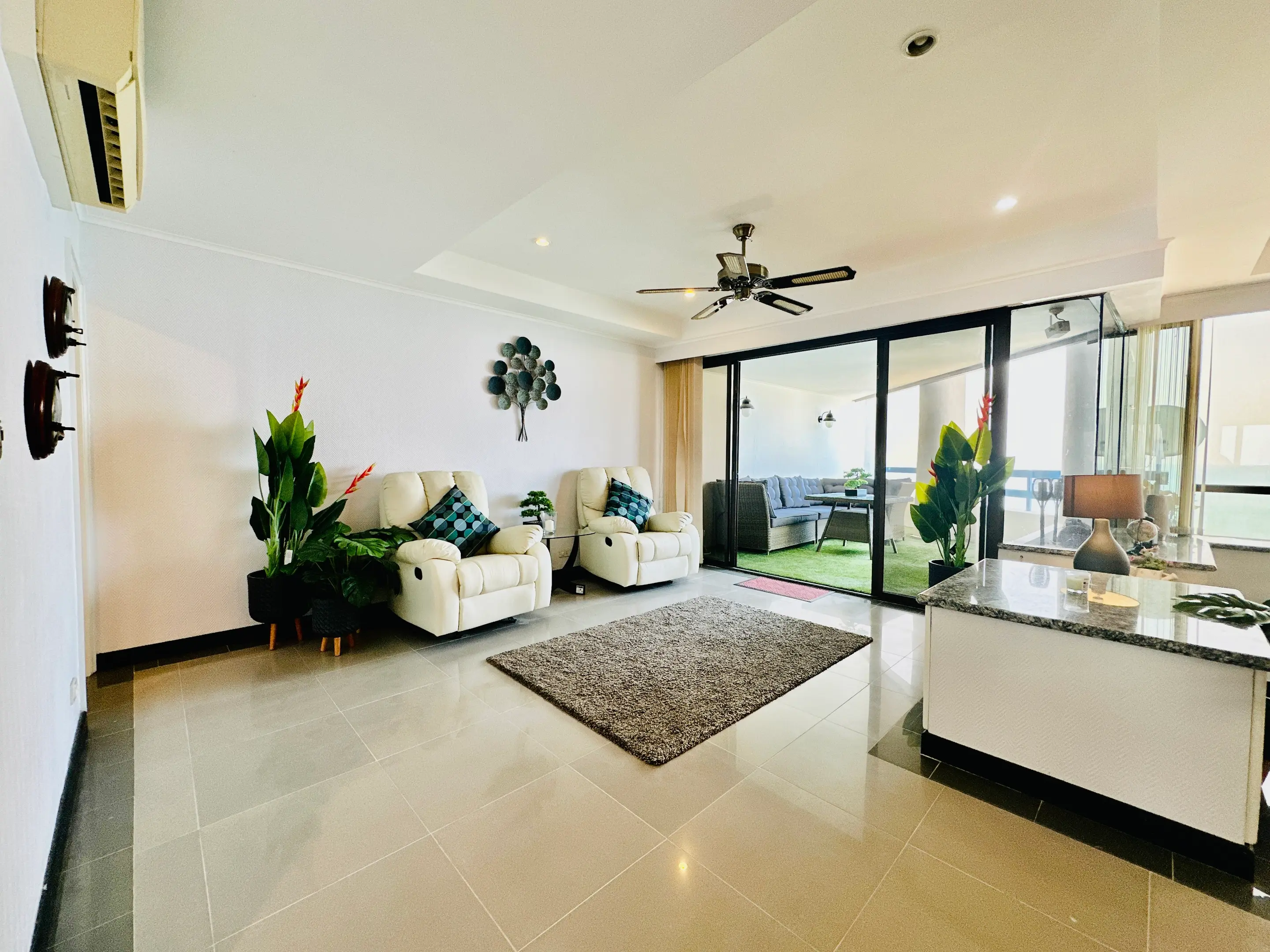 Jomtien Plaza - Beachfront - Duplex - Foreign Name - Pool and Sea View