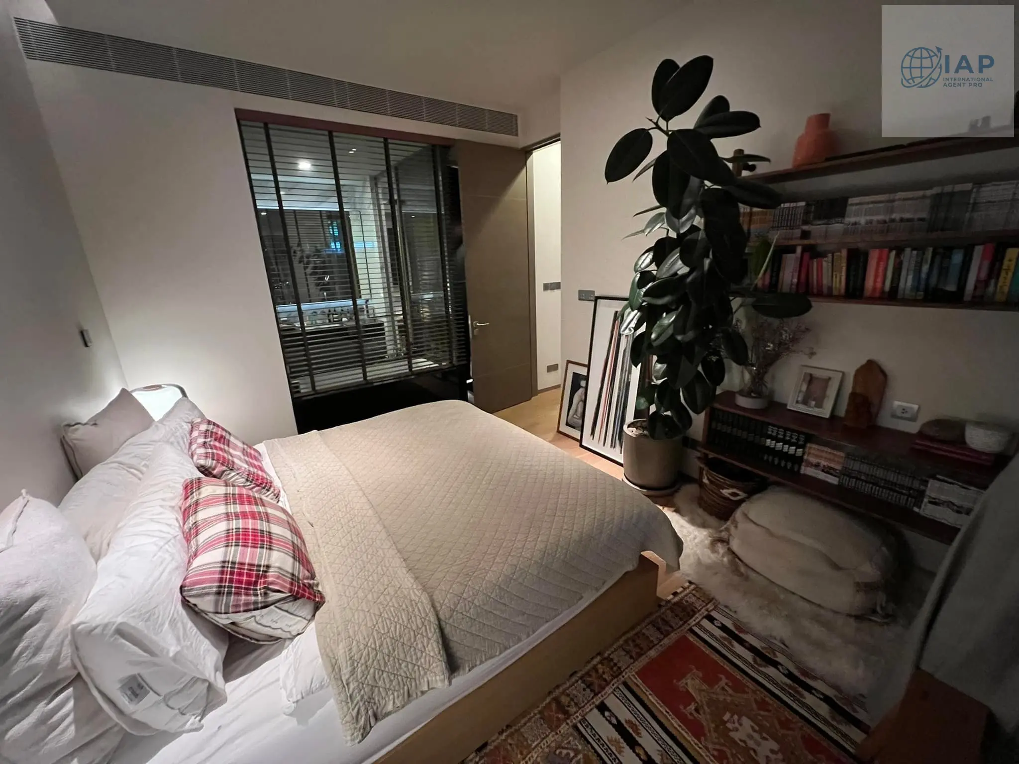 Bright 1-Bedroom Condo with Panoramic City and Park Views in Si Lom