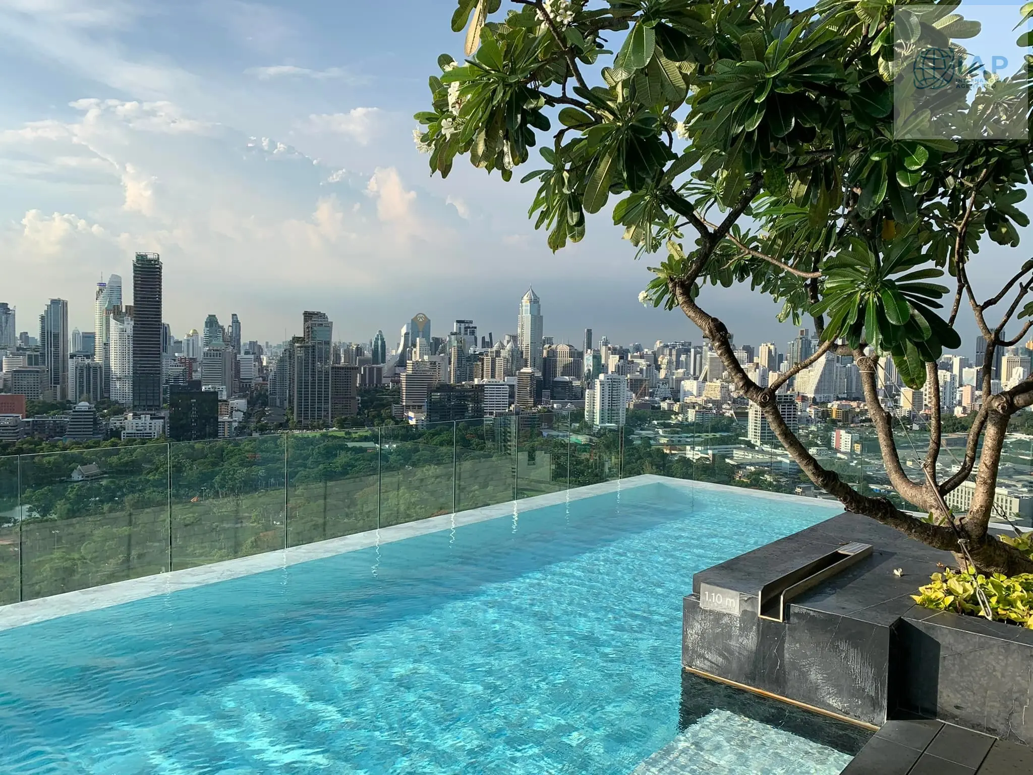 Bright 1-Bedroom Condo with Panoramic City and Park Views in Si Lom