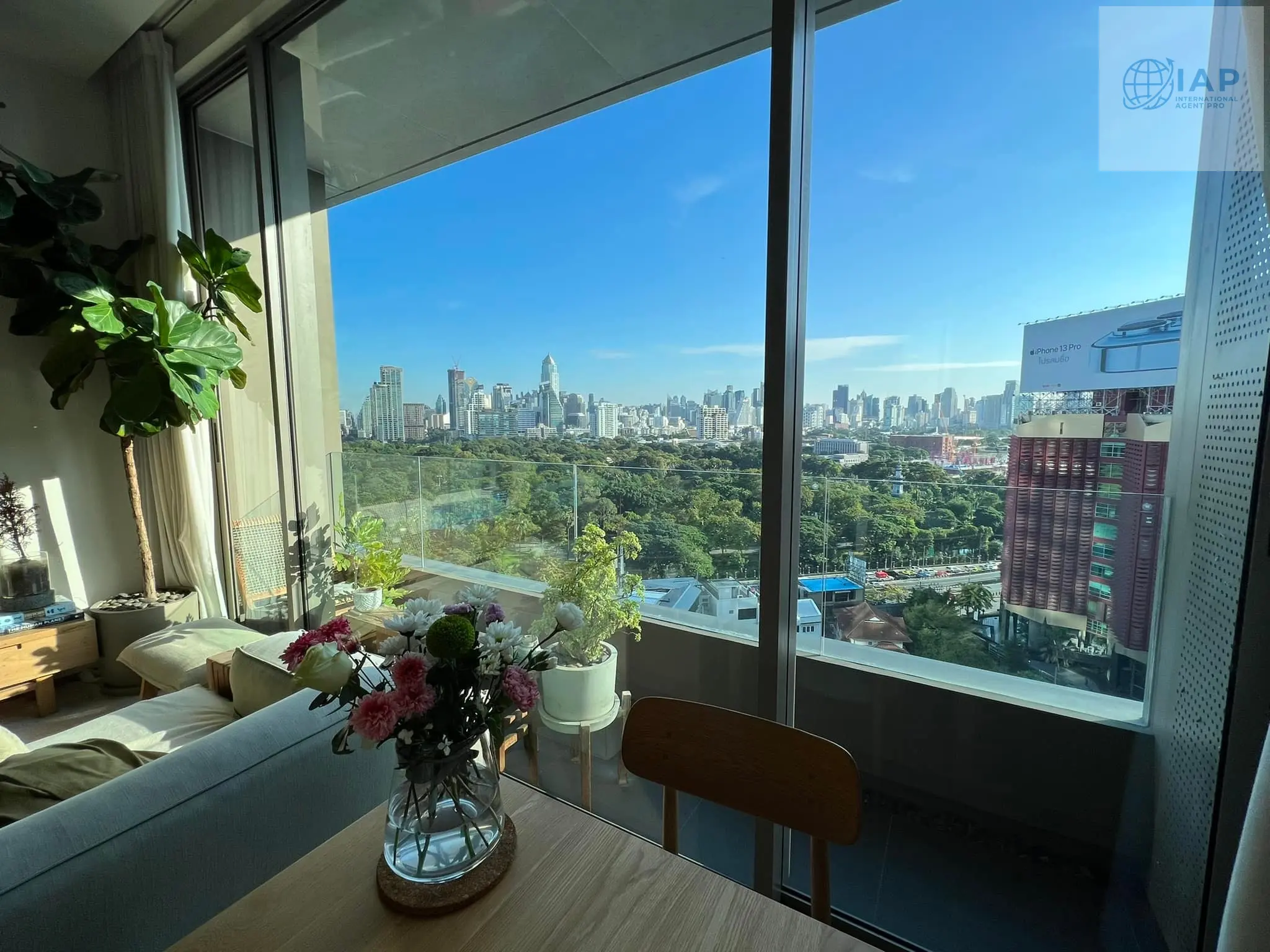 Bright 1-Bedroom Condo with Panoramic City and Park Views in Si Lom