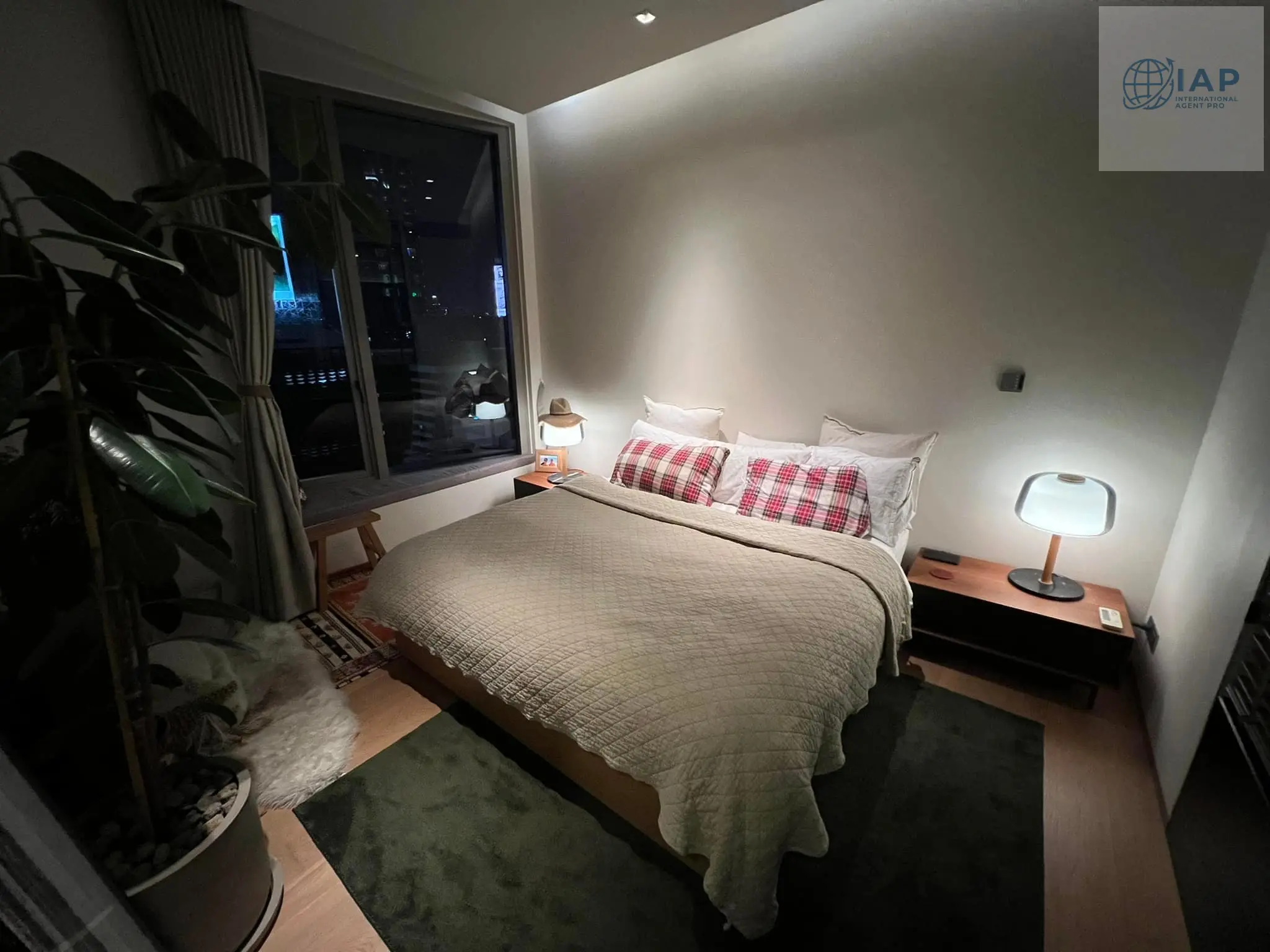 Bright 1-Bedroom Condo with Panoramic City and Park Views in Si Lom