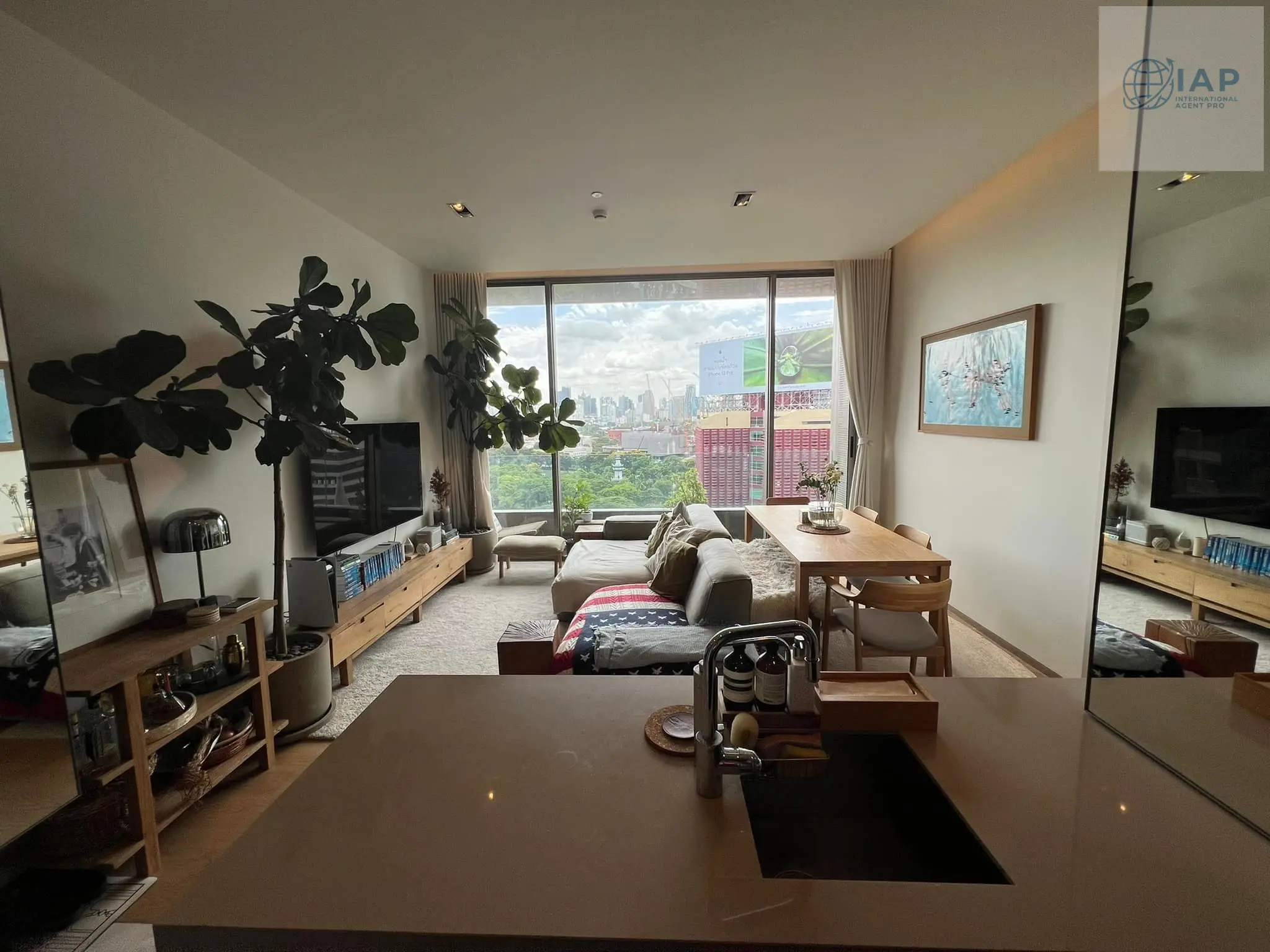 Bright 1-Bedroom Condo with Panoramic City and Park Views in Si Lom