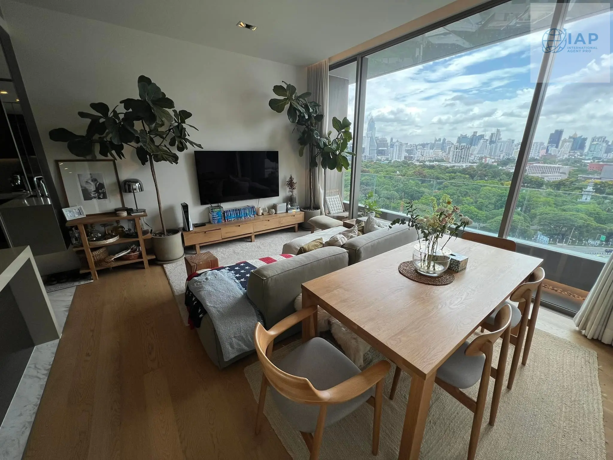 Bright 1-Bedroom Condo with Panoramic City and Park Views in Si Lom