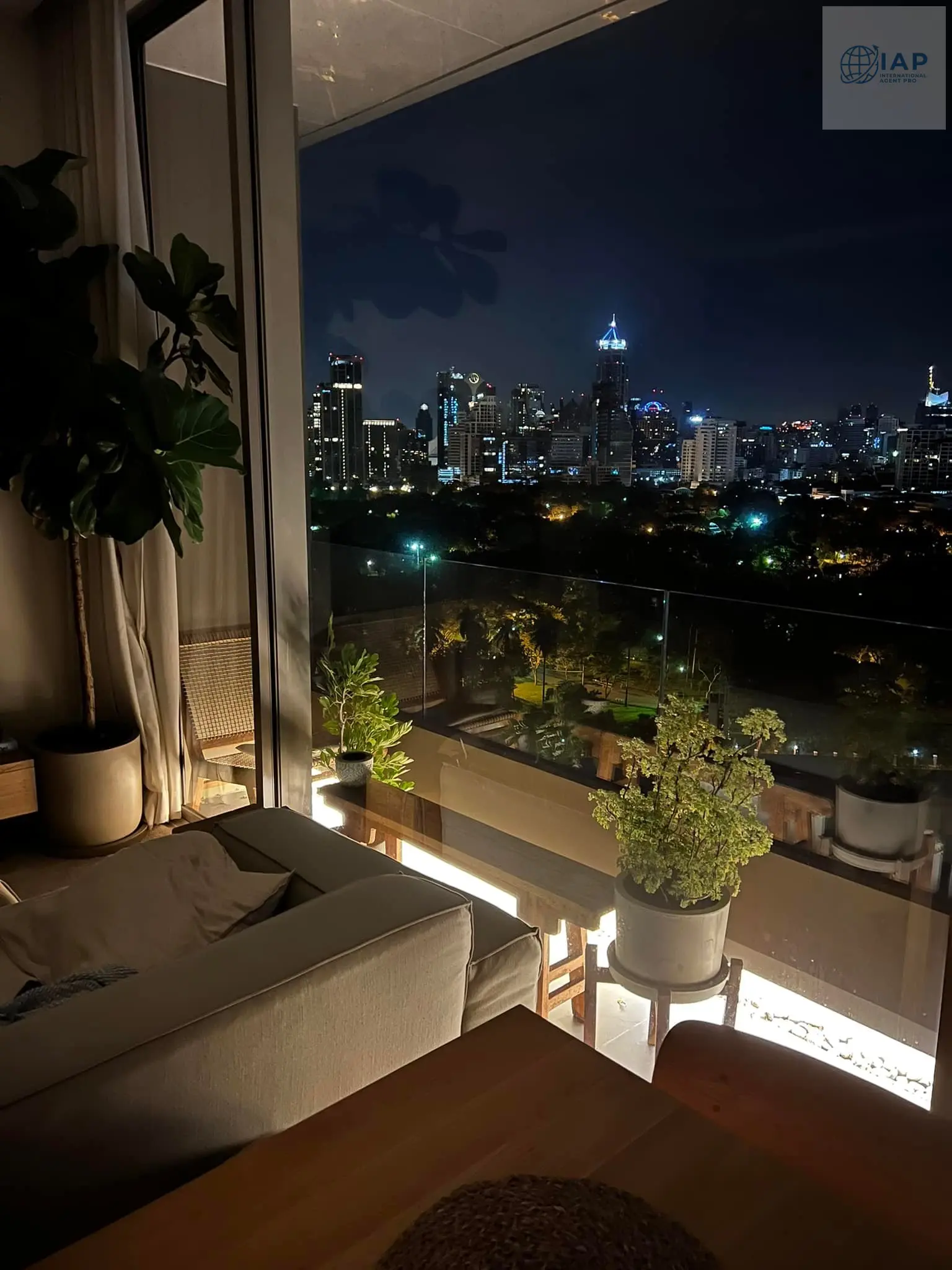 Bright 1-Bedroom Condo with Panoramic City and Park Views in Si Lom