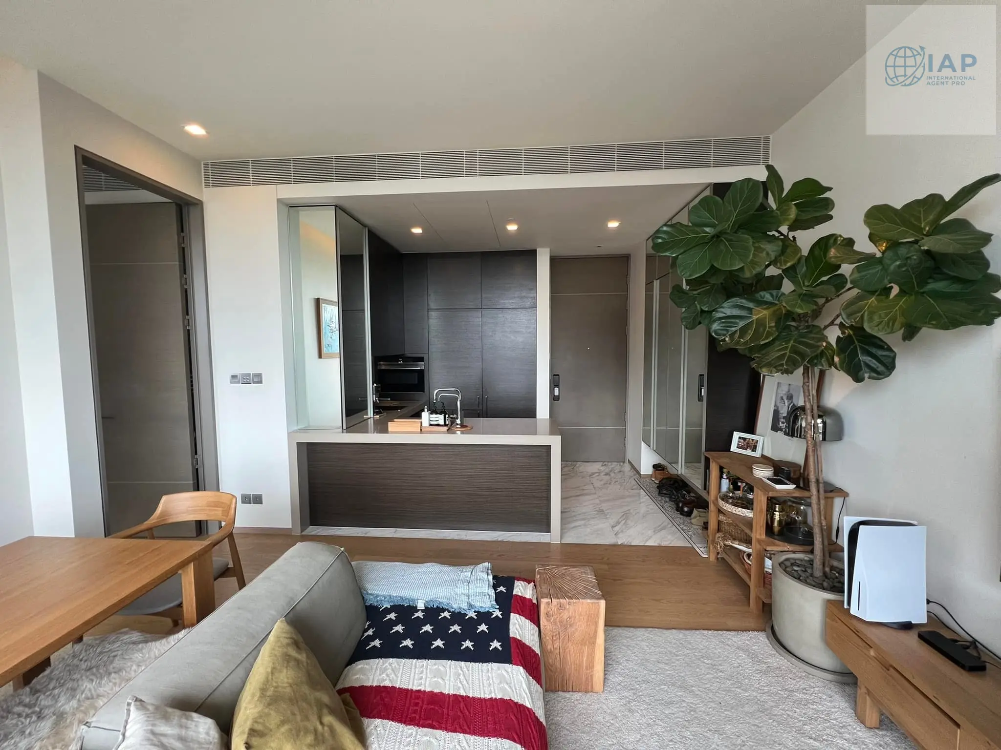 Bright 1-Bedroom Condo with Panoramic City and Park Views in Si Lom