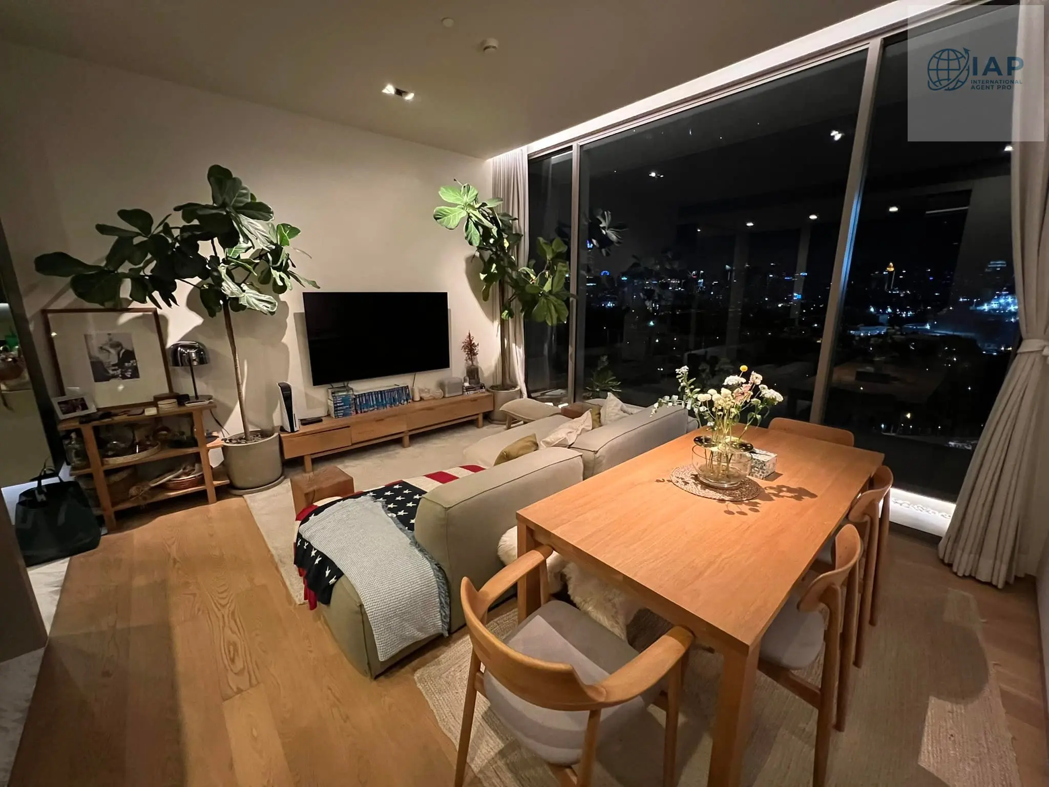 Bright 1-Bedroom Condo with Panoramic City and Park Views in Si Lom
