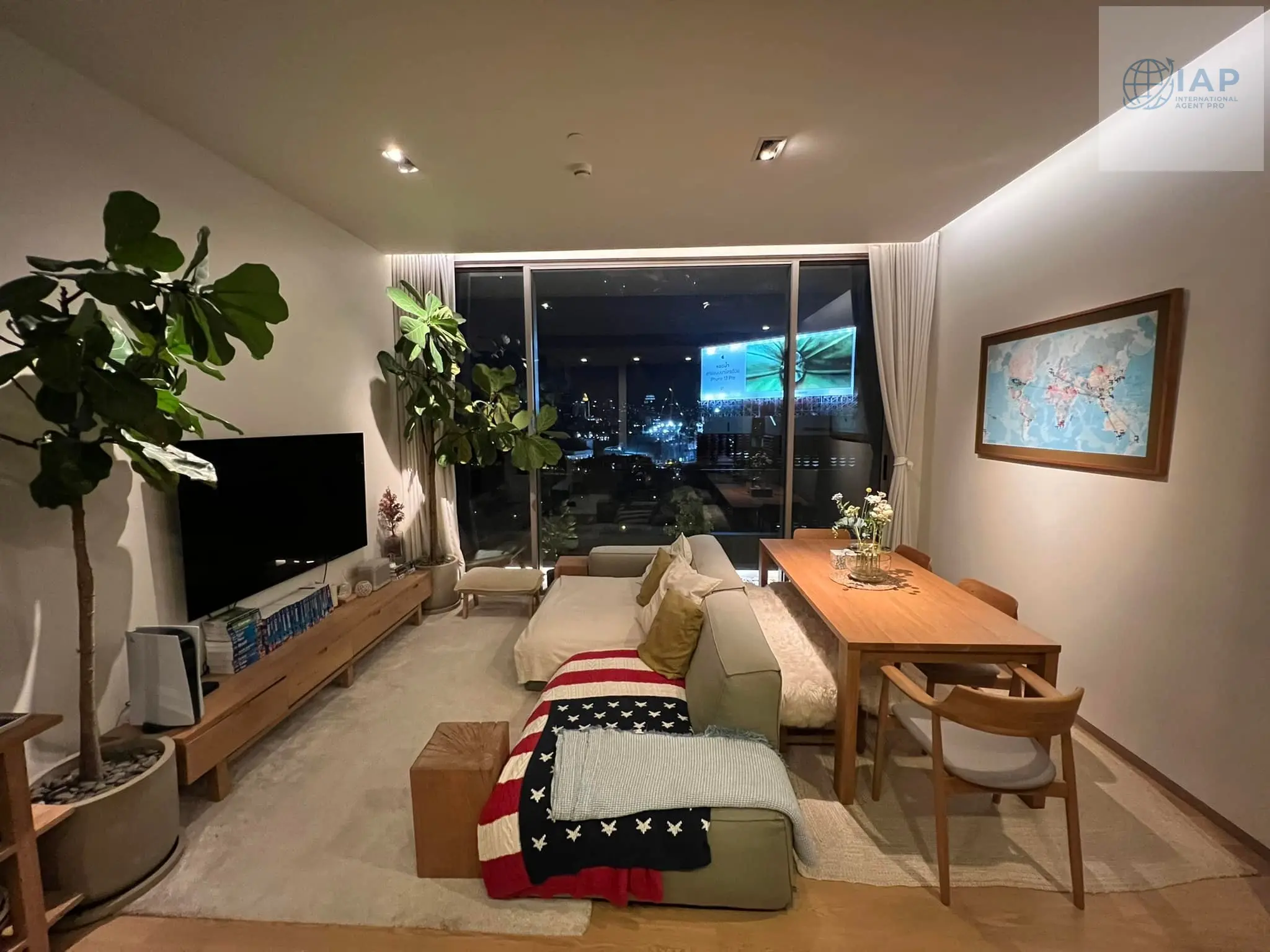 Bright 1-Bedroom Condo with Panoramic City and Park Views in Si Lom