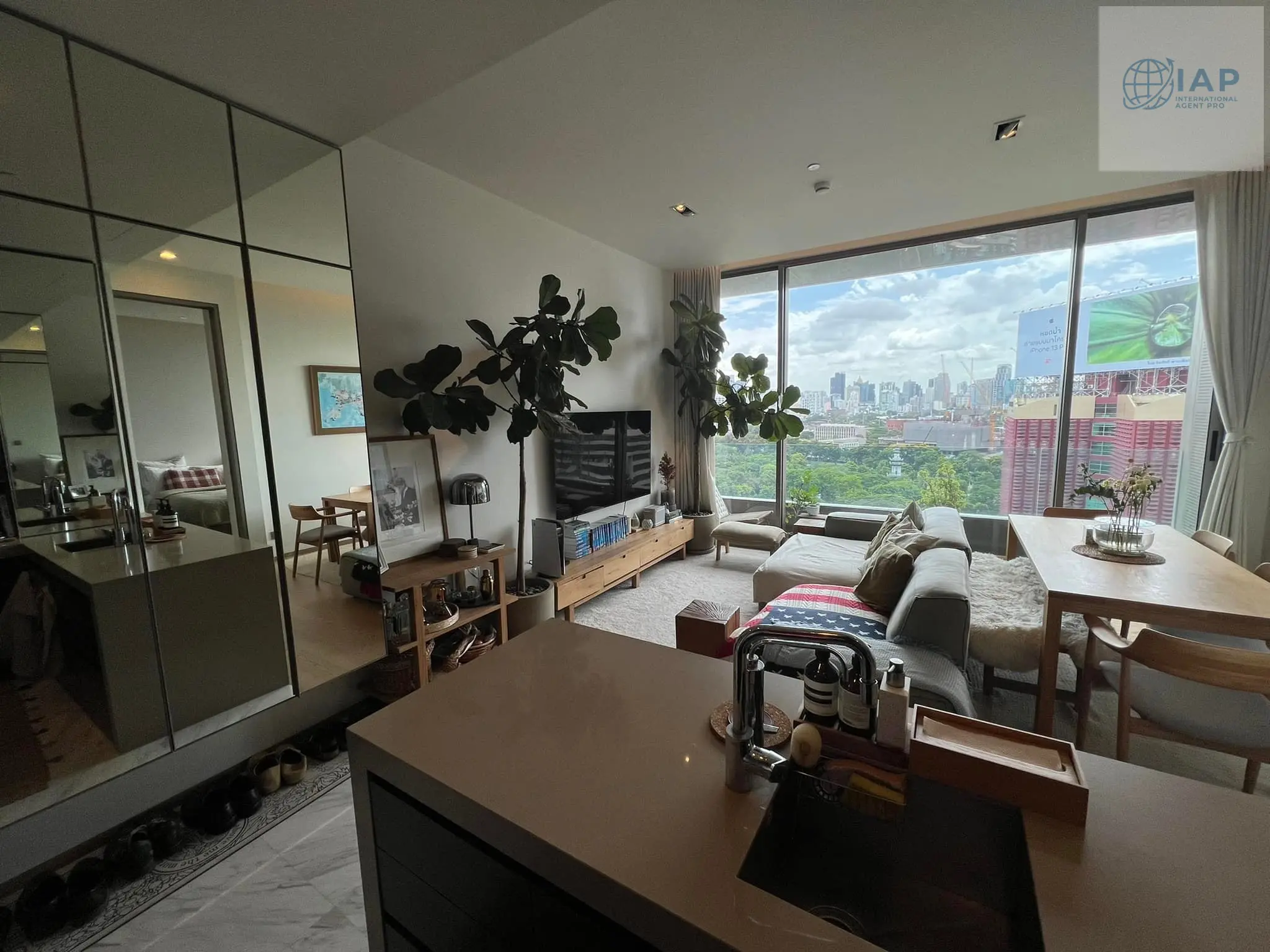 Bright 1-Bedroom Condo with Panoramic City and Park Views in Si Lom