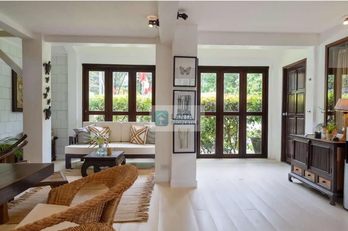 Beachfront Villa in Slowdown Resort 
