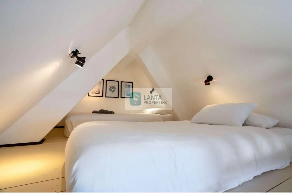 Beachfront Villa in Slowdown Resort 