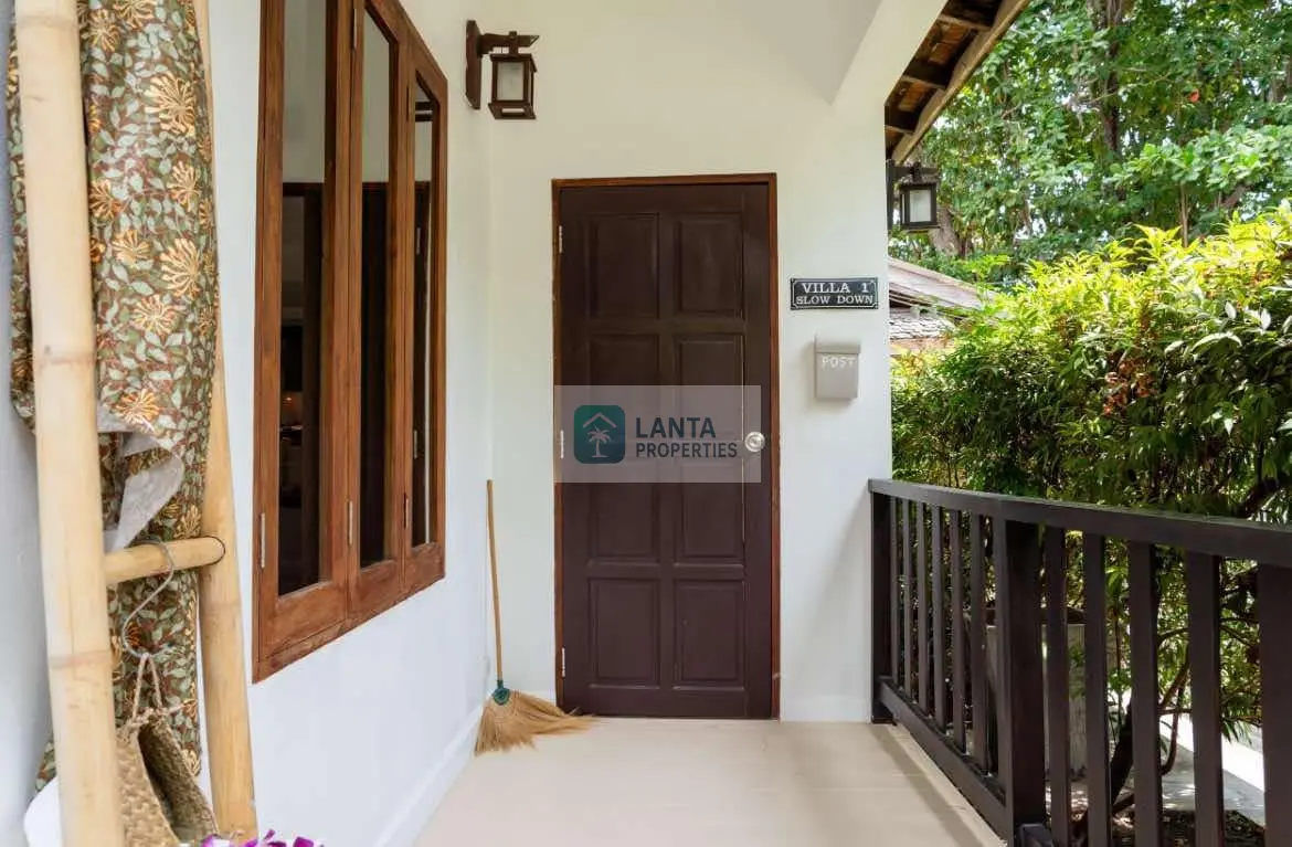 Beachfront Villa in Slowdown Resort 