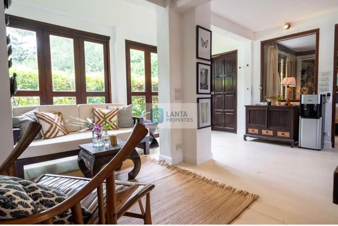 Beachfront Villa in Slowdown Resort 