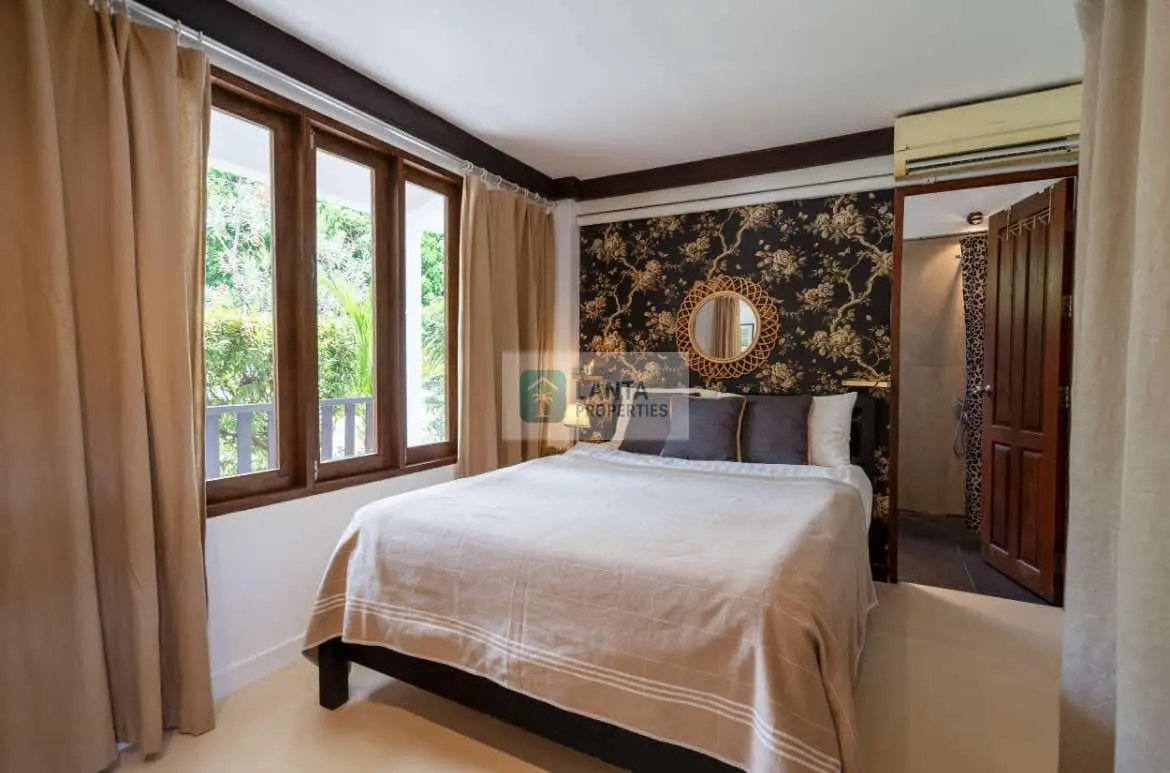 Beachfront Villa in Slowdown Resort 