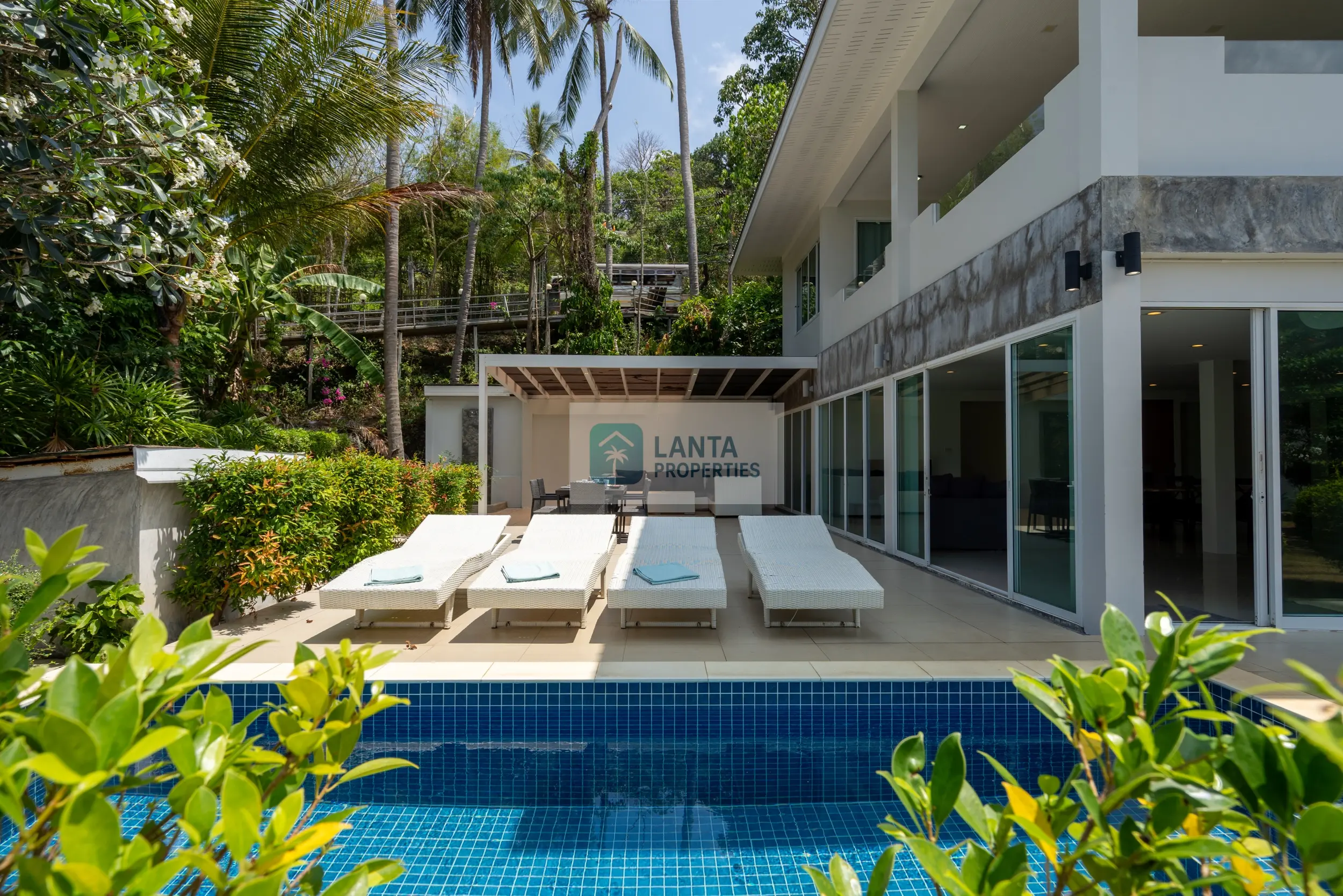 Exclusive luxury ensemble in Coconut Bay